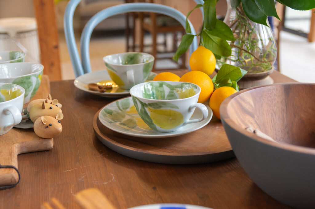 東窯・大東アリン制作の鮮やかなレモン柄食器のテーブルコーディネート
