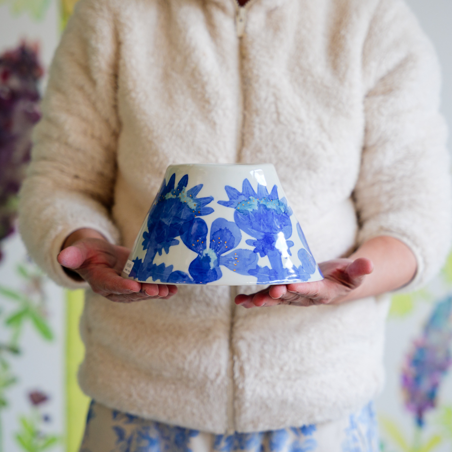 砥部焼ブルーフラワー柄 ワイドベル型ペンダントライトのシェード単体を手に持ったサイズ感写真