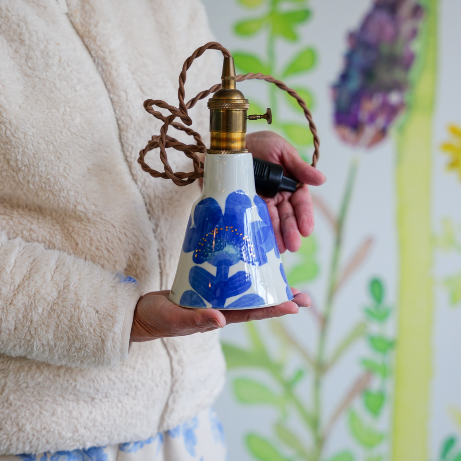 砥部焼ブルーフラワー柄 ワイドベル型ペンダントライトを手に持ったサイズ感イメージ