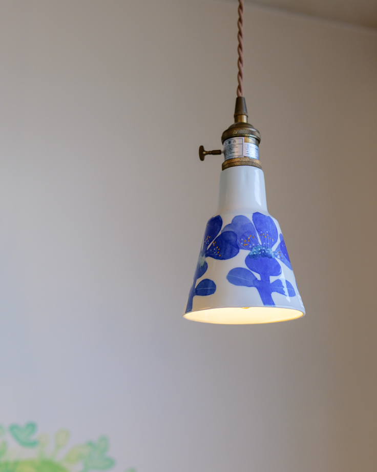 砥部焼ブルーフラワー柄のペンダントライト ワイドベル型の施工イメージ