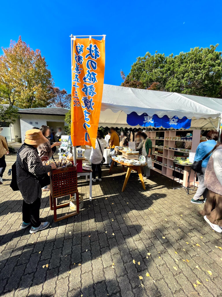 秋の砥部焼まつりの東窯ブースで器を選ぶ来場者。過去の出店風景